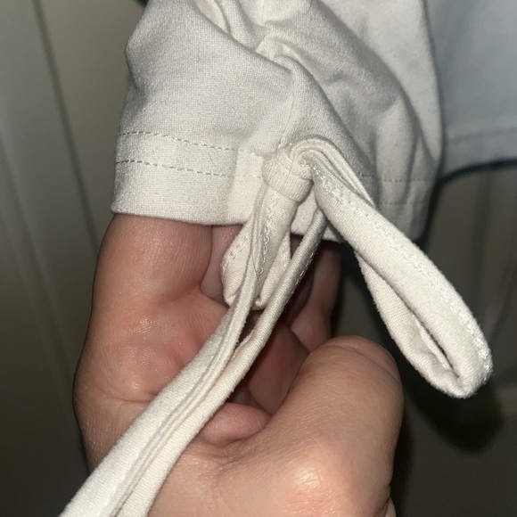 White crop top with vinyl design, ties on the side to adjust the shape - Picture 4 of 8